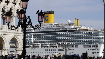 Italia, grandi navi via da Venezia