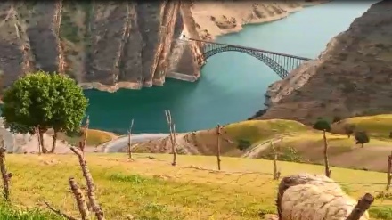 Keindahan Alam di Jembatan Lengkung, Iran Barat Daya