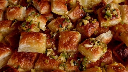イラン北西部アルダビールの名産品ー甘い菓子から色とりどりの織物まで
