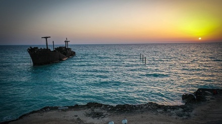 Pamje nga ishulli Kish i rrethuar në ujërat e Gjirit Persik (2)