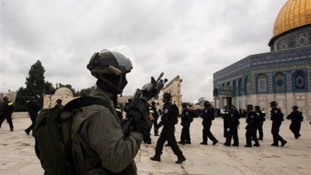 イスラエル兵士が聖地でパレスチナ人を弾圧