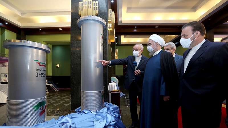 Presiden Iran Hassan Rouhani mengunjungi pameran prestasi baru di sektor nuklir, Sabtu (10/4/2021).