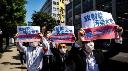 首相官邸前で、政府の原発処理水海洋放出方針に市民が抗議 