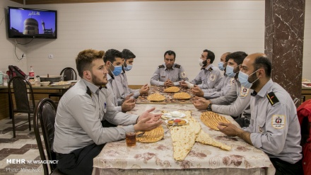 Iftar me ekipet e zjarrfikësve në Iran