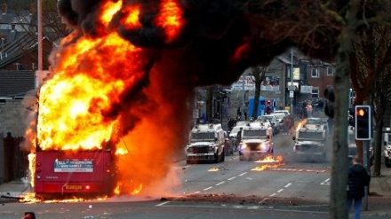 (FOTO DEL GIORNO) Nuovi disordini in Irlanda del Nord