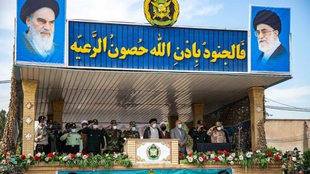 Parade Militer Iran Menandai Hari Tentara (3)