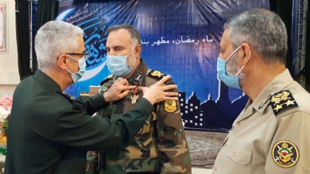 نشان درجه یک فتح به فرمانده نیروی زمینی ارتش ایران اعطا شد