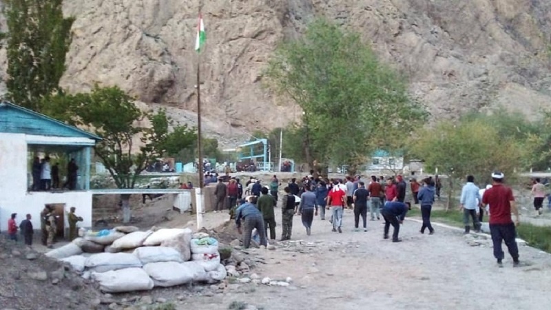 نیروی مرزبانی تاجیکستان در بیانیه خود می گوید در نزاع مرزی روز 28 آوریل، قرقیزها به سوی تاجیک ها سنگ پرانی کرده اند