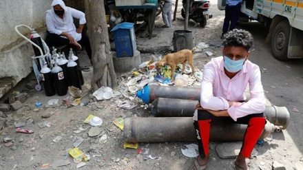 Singapore invia cilindri di ossigeno all' India