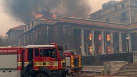 Sudafrica: Città del Capo, lotta contro fiamme che avanzano
