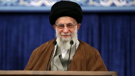 מנהיג המהפכה מברך ביום הצבא האיראני