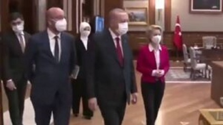 Европа олий мартабали расмийларига нисбатан Туркия президентининг ҳурматсизлиги (видео)
