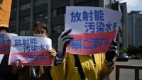 首相官邸前で、政府の原発処理水海洋放出方針に市民が抗議