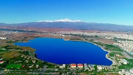 イラン北西部にある国内唯一の都市部天然湖、シュウラービール湖