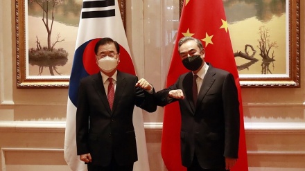 中国国务委员兼外交部长王毅与韩国外交部长官郑义溶3日在厦门举行会谈