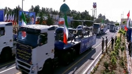 מצעד צבאי ביום הצבא האיראני