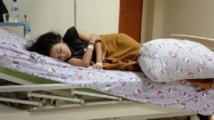 د انډونیزیا انجلۍ دیارلس ورځې ویده وي 