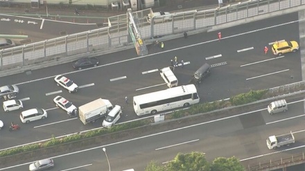 東名高速・海老名JCT付近で玉突き事故、 6人が軽傷