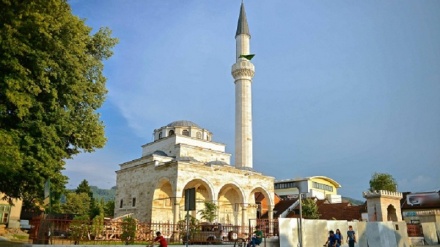 Bosnia: recitazione del Corano nella moschea Ferhadiy