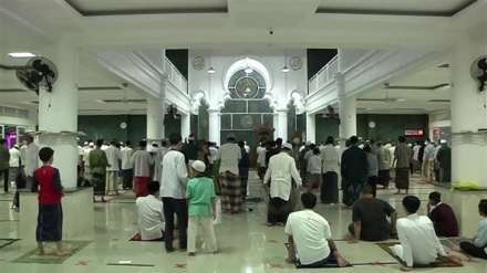 Indonesian Muslims attend prayers marking start of Ramadan