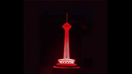 テヘランのミーラードタワーが、血友病患者への思い込め赤色にライトアップ