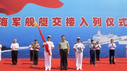 习近平出席海军三型主战舰艇集中交接入列活动