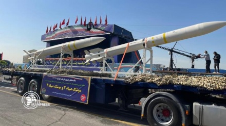 Tehran parata dei 'Difensori della Patria' 