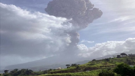 カリブ海セントビンセント島で40年ぶりに火山が噴火、1万人超が避難