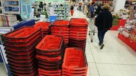Pandemia, ora gli italiani tagliano la spesa anche sul cibo