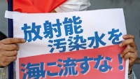 首相官邸前で、政府の原発処理水海洋放出方針に市民が抗議