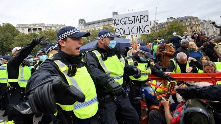 Covid, disordini e scontri a Londra: 5 arresti e 8 agenti feriti