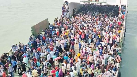 বাংলাদেশে আকস্মিকভাবে ফেরি চলাচল বন্ধের নির্দেশনায় যাত্রীদের দুর্ভোগ