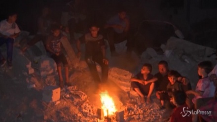 Gaza, le famiglie rimaste senza tetto non si allontanano dalle loro case