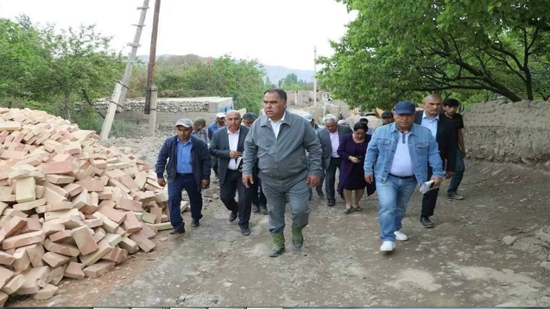 احمدزاده در این بازدید به آسیب دیدگان از درگیری تاجیکستان و قرقیزستان کمکهای مالی اهدا کرد