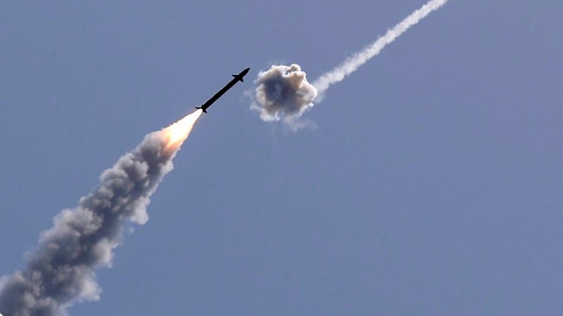 Ilustrasi rudal Iron Dome mencegat roket pejuang Palestina.