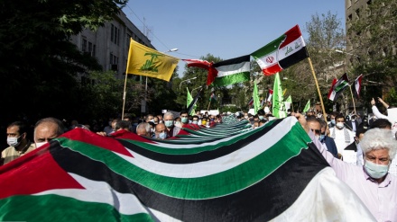 テヘランの礼拝者らが、パレスチナ国民を支持するデモ行進を実施