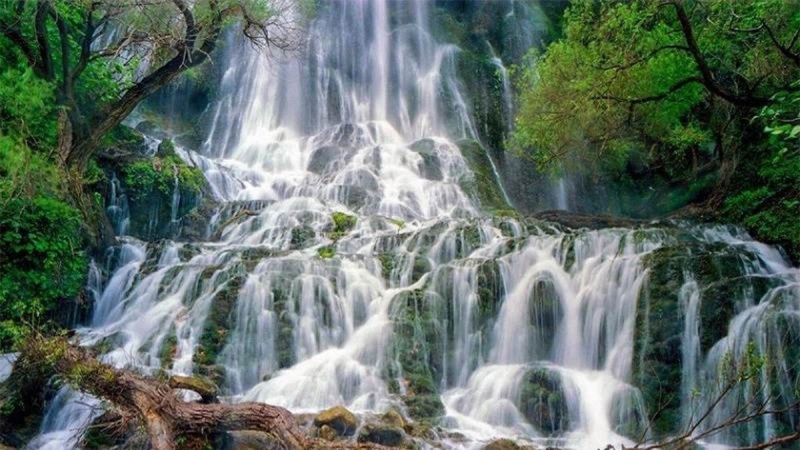 洛雷斯坦省瓦拉克瀑布