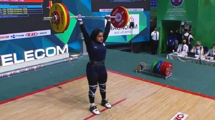 伊朗女子举重运动员在世界举重锦标赛中获得银牌