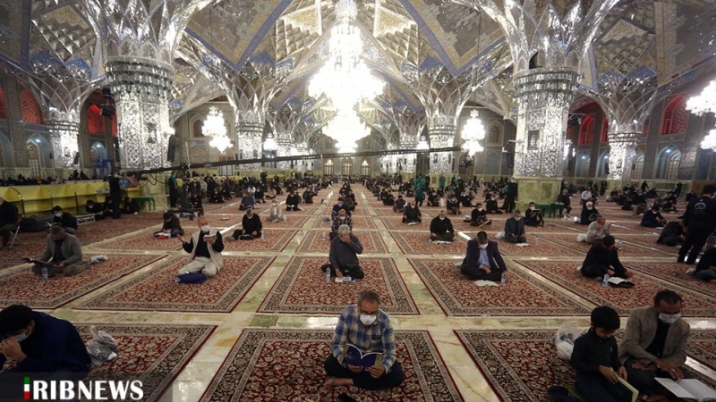 ایرانیان در شب قدر با رعایت دستورهای بهداشتی در مکان های مذهبی و خانه ها به راز و نیاز با خداوند پرداختند