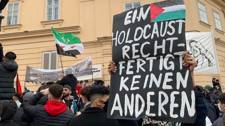 Anti-Israel-Demonstranten versammeln sich vor österreichischer Kanzlei