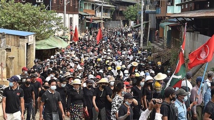 Anti-Putsch-Demonstranten versammeln sich in Myanmar inmitten von Berichten über scharfes Vorgehen