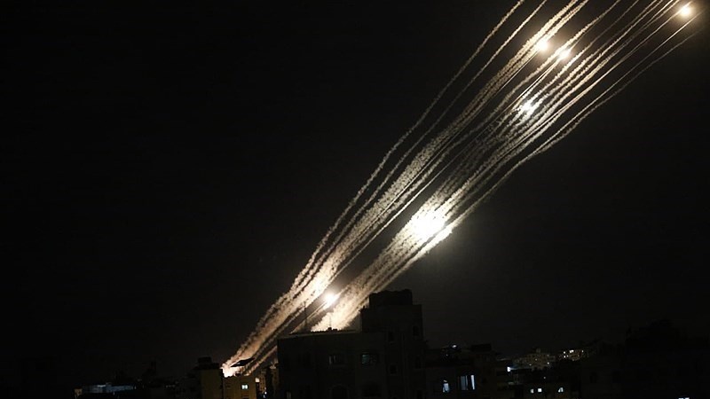 Serangan roket kubu perlawanan Palestina ke wilayah pendudukan.