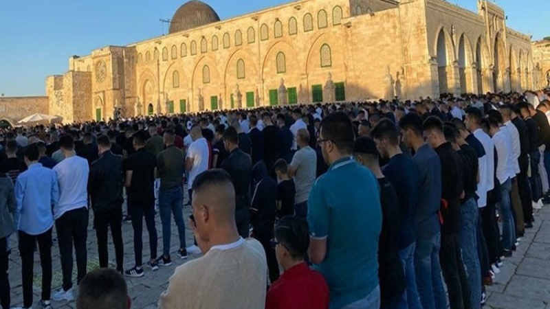 shalat di pelataran Masjid Al Aqsa