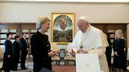 Vaticano, Papa riceve Ursula von der Leyen