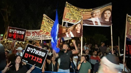 הפגנות בעד ונגד איילת שקד ליד ביתה