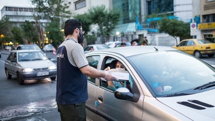 Palestina Menang, Warga Iran Bagikan Kue (1)