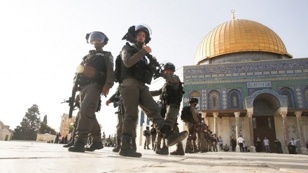 犹太复国主义士兵在阿克萨清真寺袭击巴勒斯坦穆斯林