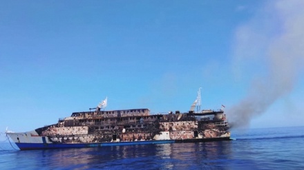 Indonesia, incendio su nave: lotta contro fiamme + VIDEO