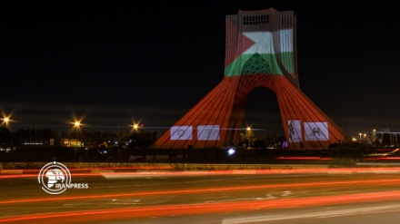 نمایش همدردی با مردم فلسطین روی برج آزادی تهران 