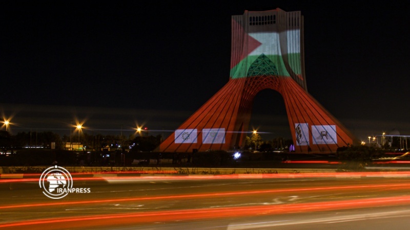 نمایش همدردی با مردم فلسطین روی برج آزادی تهران